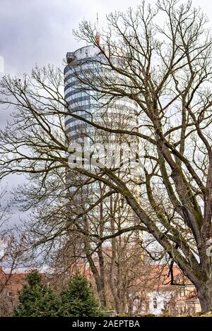 La Jentower à Jena en automne derrière un arbre Banque D'Images