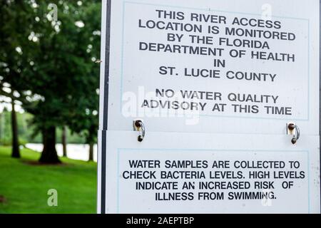 Port St. Sainte Lucie Florida,North Fork St. Lucie River Aquatic Preserve,Veterans Memorial Park,panneau,Ministère de la Santé,natation de qualité de l'eau Banque D'Images