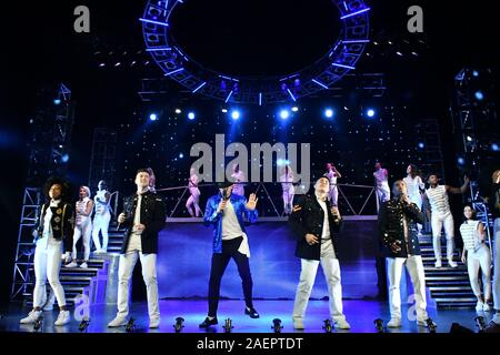 Peter André, mystérieuse jeune fille hitmaker effectue Michael Jackson's homme dans le miroir avec l'ensemble de l'entreprise de Thriller, comme il l'guest stars dans Thriller Live pour deux semaines, à la suite de l'4000e anniversaire en 2018, le rendement au Lyric Theatre de Londres, UK - 10 décembre 2019 Crédit : Nils Jorgensen/Alamy Live News Banque D'Images