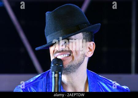 Peter André, mystérieuse jeune fille hitmaker effectue Michael Jackson's homme dans le miroir avec l'ensemble de l'entreprise de Thriller, comme il l'guest stars dans Thriller Live pour deux semaines, à la suite de l'4000e anniversaire en 2018, le rendement au Lyric Theatre de Londres, UK - 10 décembre 2019 Crédit : Nils Jorgensen/Alamy Live News Banque D'Images