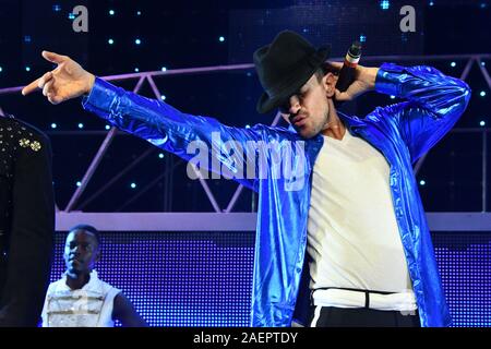 Peter André, mystérieuse jeune fille hitmaker effectue Michael Jackson's homme dans le miroir avec l'ensemble de l'entreprise de Thriller, comme il l'guest stars dans Thriller Live pour deux semaines, à la suite de l'4000e anniversaire en 2018, le rendement au Lyric Theatre de Londres, UK - 10 décembre 2019 Crédit : Nils Jorgensen/Alamy Live News Banque D'Images