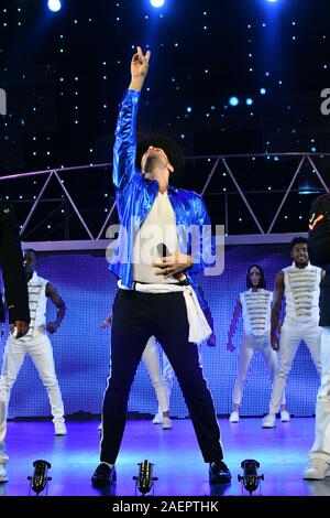 Peter André, mystérieuse jeune fille hitmaker effectue Michael Jackson's homme dans le miroir avec l'ensemble de l'entreprise de Thriller, comme il l'guest stars dans Thriller Live pour deux semaines, à la suite de l'4000e anniversaire en 2018, le rendement au Lyric Theatre de Londres, UK - 10 décembre 2019 Crédit : Nils Jorgensen/Alamy Live News Banque D'Images