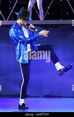 Peter André, mystérieuse jeune fille hitmaker effectue Michael Jackson's homme dans le miroir avec l'ensemble de l'entreprise de Thriller, comme il l'guest stars dans Thriller Live pour deux semaines, à la suite de l'4000e anniversaire en 2018, le rendement au Lyric Theatre de Londres, UK - 10 décembre 2019 Crédit : Nils Jorgensen/Alamy Live News Banque D'Images