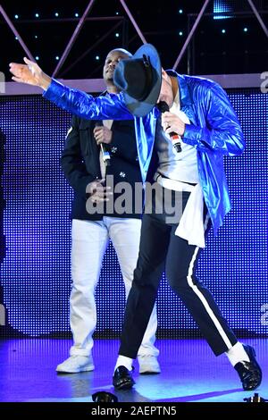 Peter André, mystérieuse jeune fille hitmaker effectue Michael Jackson's homme dans le miroir avec l'ensemble de l'entreprise de Thriller, comme il l'guest stars dans Thriller Live pour deux semaines, à la suite de l'4000e anniversaire en 2018, le rendement au Lyric Theatre de Londres, UK - 10 décembre 2019 Crédit : Nils Jorgensen/Alamy Live News Banque D'Images