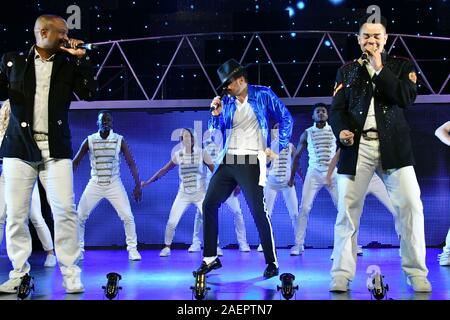 Peter André, mystérieuse jeune fille hitmaker effectue Michael Jackson's homme dans le miroir avec l'ensemble de l'entreprise de Thriller, comme il l'guest stars dans Thriller Live pour deux semaines, à la suite de l'4000e anniversaire en 2018, le rendement au Lyric Theatre de Londres, UK - 10 décembre 2019 Crédit : Nils Jorgensen/Alamy Live News Banque D'Images