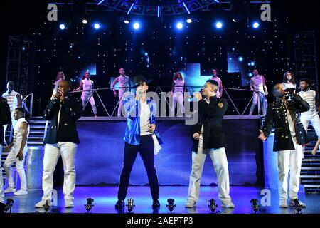 Peter André, mystérieuse jeune fille hitmaker effectue Michael Jackson's homme dans le miroir avec l'ensemble de l'entreprise de Thriller, comme il l'guest stars dans Thriller Live pour deux semaines, à la suite de l'4000e anniversaire en 2018, le rendement au Lyric Theatre de Londres, UK - 10 décembre 2019 Crédit : Nils Jorgensen/Alamy Live News Banque D'Images