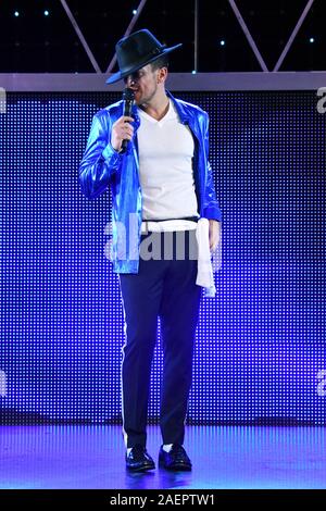 Peter André, mystérieuse jeune fille hitmaker effectue Michael Jackson's homme dans le miroir avec l'ensemble de l'entreprise de Thriller, comme il l'guest stars dans Thriller Live pour deux semaines, à la suite de l'4000e anniversaire en 2018, le rendement au Lyric Theatre de Londres, UK - 10 décembre 2019 Crédit : Nils Jorgensen/Alamy Live News Banque D'Images