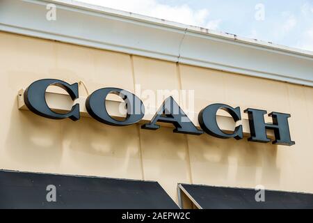 Vero Beach Florida,Vero Beach Outlets,centre commercial extérieur,shopping,Coach,magasin,produits haut de gamme en cuir,sacs à main,chaussures,panneau,extérieur,façade,FL19 Banque D'Images