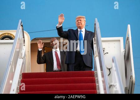 Président américain Donald Trump, accompagné du secrétaire du logement et du développement urbain Ben Carson, vague aux partisans qu'ils débarquent l'Air Force One à l'Aéroport International de Fort Lauderdale-Hollywood 7 décembre 2019 à Fort Lauderdale, en Floride. Trump est en Floride pour parler à l'American Council Sommet National rassemblement à la Diplomat Beach Resort. Banque D'Images