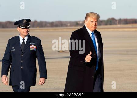 Président américain Donald Trump donne un coup de pouce avant de monter dans l'Air Force One à Joint Base Andrews en route pour Hollywood, Floride le 7 décembre 2019 à Clinton, Maryland. Trump est en Floride pour parler à l'American Council Sommet National rassemblement à la Diplomat Beach Resort. Banque D'Images