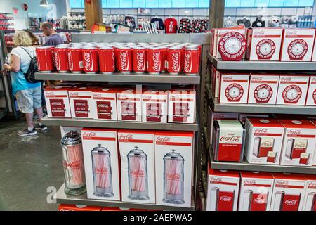 Orlando Florida Lake Buena Vista Downtown Disney Springs, centre commercial extérieur plaza Mall, Coca-Cola Store, produits de marque, vente d'exposition, souvenirs, serviette en papier paille Banque D'Images