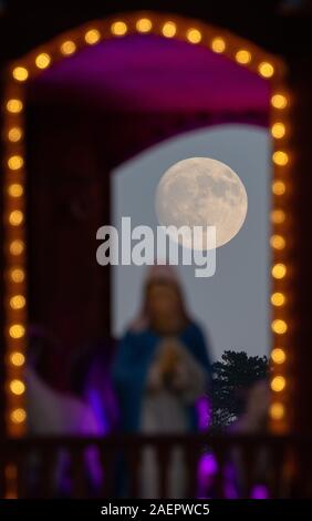 Stuttgart, Allemagne. Dec 10, 2019. La lune se lève derrière les lumières du marché de Noël. Crédit : Sébastien Gollnow/dpa/Alamy Live News Banque D'Images