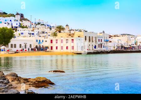 Mykonos, Grèce - 23 Avril 2019 : île célèbre maisons blanches, promenade, plage, vue de la mer dans les Cyclades Banque D'Images