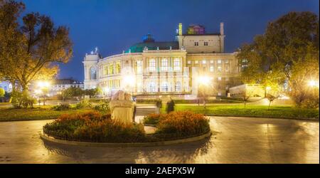 Odessa Opéra au cœur de la ville historique. Belle nuit panorama de l'Odessa, Ukraine. Centre culturel sur la mer Noire. Banque D'Images