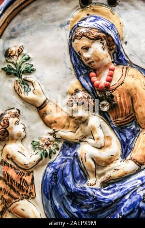 Italie Emilie Romagne Faenza : Musée International de la céramique : Vierge à l'enfant et San Giovannino XVIII siècle ? Banque D'Images