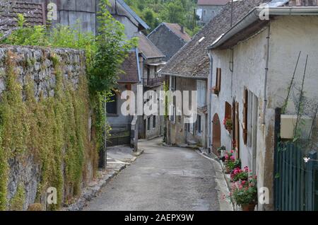 Dans le petit village sur une colline, la principale route raide traversé les maisons anciennes Banque D'Images
