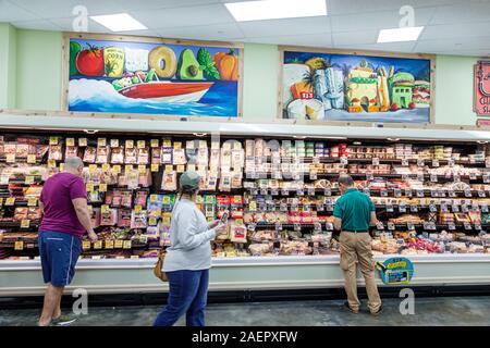 Miami Beach Florida,Trader Joe's,épicerie supermarché nourriture, shopping, intérieur, deli, fromage, charcuterie, vitrine réfrigérée, femme, homme, affichage sal Banque D'Images