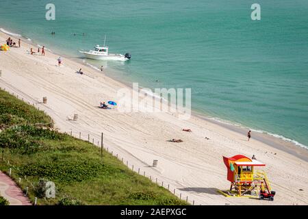 Miami Beach Florida,North Beach,rivage,sable,surf,stand de maître-nageur,dune,bains de soleil,bateau,bateau d'arpentage hydrographique,à venir à terre,public,Océan Atlantique Banque D'Images