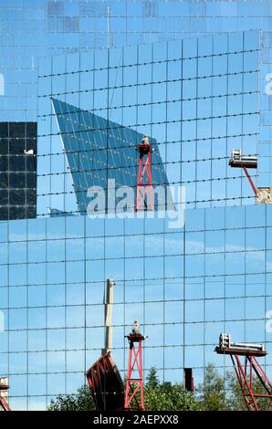 Miroirs reflétant & Héliostats du four solaire (construit de 1962 à 1968), l'usine d'énergie solaire ou l'énergie solaire, à Odeillo ou de l'église Saint-Martin d'Odeillo France Banque D'Images