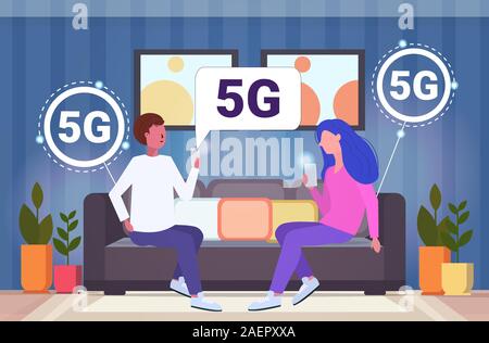 Couple using smartphones 5G sans fil de communication en ligne connexion internet innovants systèmes cinquième génération man woman sitting on couch salon moderne toute la longueur de l'intérieur d'illustration vectorielle horizontale Illustration de Vecteur