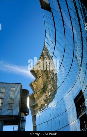 Miroirs reflétant & Héliostats du four solaire (construit de 1962 à 1968), l'usine d'énergie solaire ou l'énergie solaire, à Odeillo ou de l'église Saint-Martin d'Odeillo France Banque D'Images