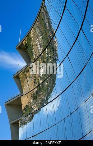 Miroirs reflétant & Héliostats du four solaire (construit de 1962 à 1968), l'usine d'énergie solaire ou l'énergie solaire, à Odeillo ou de l'église Saint-Martin d'Odeillo France Banque D'Images