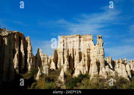 Les roches sédimentaires altérées, la création de cheminées de fées ou hoodoo rock formations, les Orgues Ille-sur-Têt Pyrénées-Orientales France Banque D'Images