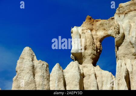 Formations rocheuses érodées et Rock Hole ou Rock Window 'les Orgues Ille-sur-Têt Pyrénées-Orientales France Banque D'Images
