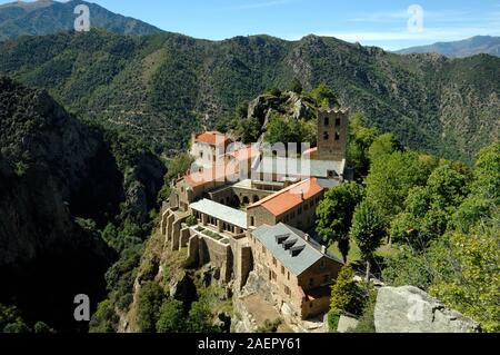 Vue Aérienne Vue d'High-Angle ou Abbaye Saint-Martin du Canigou Abbaye ou monastère bénédictin, f. c 10e par Guifred II, Pyrénées-Orientales France Banque D'Images