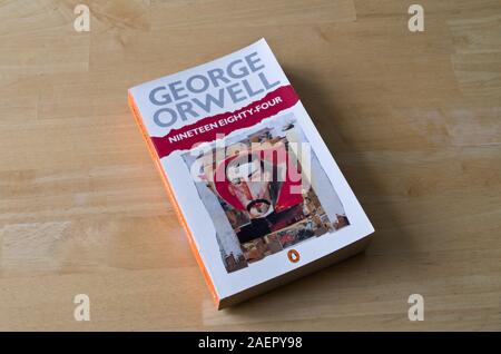 George Orwell, dix-neuf huit quatre ( 1984 ) Livre de poche publié par Penguin Books Banque D'Images