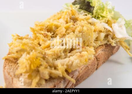 Toast de bacalhau a Bras plat avec légumes Banque D'Images