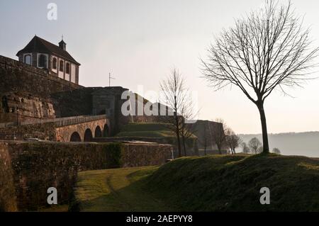Avis de Bitche citadelle et chapelle dans la soirée, Moselle (57), région Grand Est, en France. Banque D'Images