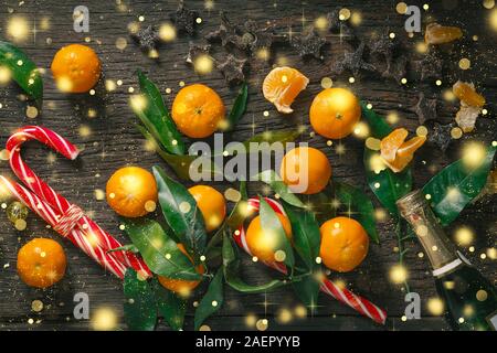 Maison de fête, Noël, cadeaux, fond noir, fond de bois, cadeaux champagne, bouteille de tangerines Banque D'Images