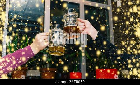 La nuit de Noël, Santa hats, joyeux Noël, fêter Noël, verres de bière, amis célébrer, Nouvel An Banque D'Images