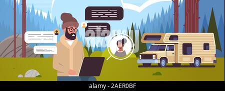 Ordinateur portable à l'aide de randonneur guy homme discuter avec femme chat réseau social communication concept bulle semi-remorque en forêt demande en ligne portrait paysage horizontal fond vector illustration Illustration de Vecteur