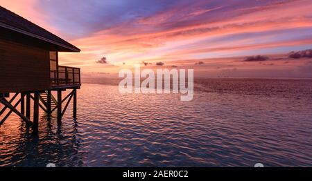 Coucher de soleil sur Kuredu, Maldives Banque D'Images