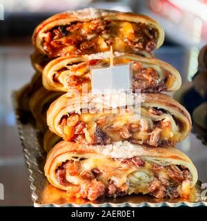 La rocciata, un gâteau typique de l'Ombrie, semblable à l'Apfelstrudel du Trentin. Un rouleau de pâte fine, rempli de pommes, figues, confiture, noix et raisins secs. Banque D'Images