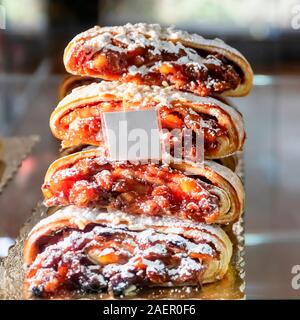 La rocciata, un gâteau typique de l'Ombrie, semblable à l'Apfelstrudel du Trentin. Un rouleau de pâte fine, rempli de pommes, figues, confiture, noix et raisins secs. Banque D'Images