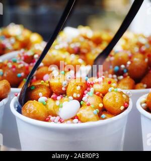 Tasses remplies de Struffoli, pâtisserie napolitaine typique, composé de nombreuses petites boules de pâte (réalisées sur papier avec de la farine, les œufs, le saindoux, le sucre, l'anis Banque D'Images
