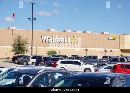 St Saint Cloud Florida, Walmart, grand magasin, extérieur, parking, bondé, FL191110183 Banque D'Images