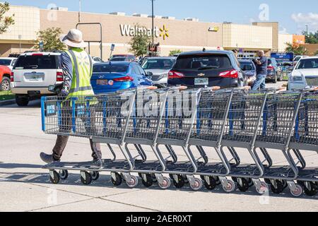 St. Saint Cloud Florida,Walmart,grand magasin,extérieur,parking,homme,employé,travailleur,récupération des chariots de retour,FL191110186 Banque D'Images