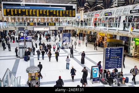 Londres, UK - 9 NOVEMBRE 2011 : une vue sur le centre de la gare à Londres est occupé à la gare de Liverpool Street. Banque D'Images