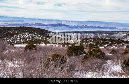 La vue depuis le haut sur les contreforts des Montagnes La Sal à retour vers Moab Canyonlands et en décembre. L'Utah, USA. Banque D'Images