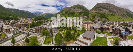 Vue panoramique de beaux paysages dans la vallée de Zermatt, Suisse matin Banque D'Images
