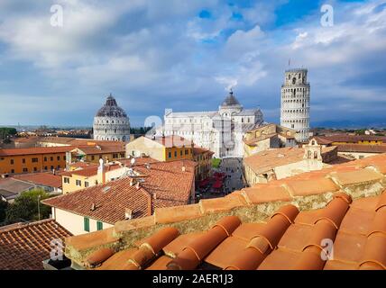 Vue panoramique de Pise, Italie. La tour penchée, la cathédrale et le Baptistère vu depuis les toits du centre-ville. Banque D'Images