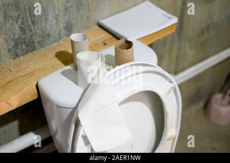 Rouleaux de papier vide dans une toilette, close-up Banque D'Images
