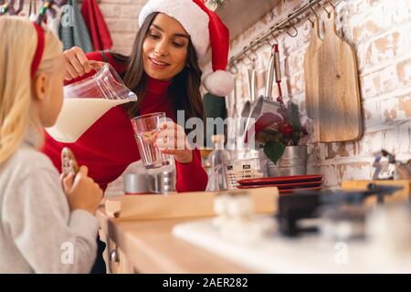 L'accent mère tenant une cruche de lait Banque D'Images