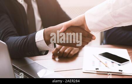 Partenaires commerciaux en noir et blanc une liaison sur la réunion Banque D'Images
