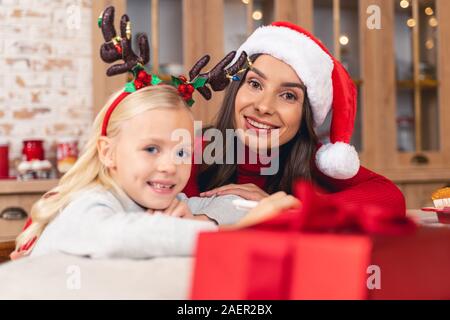 Mère et fille posant pour l'appareil photo Banque D'Images