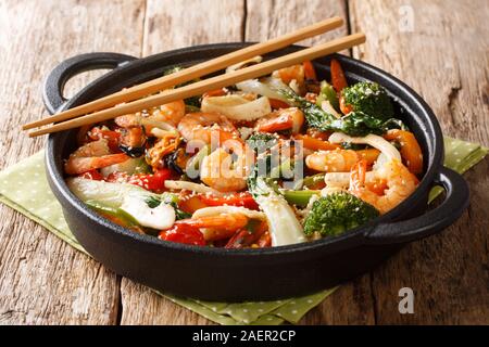 Délicieuse recette sauté de fruits de mer avec des légumes frais close-up dans une casserole sur la table horizontale. Banque D'Images